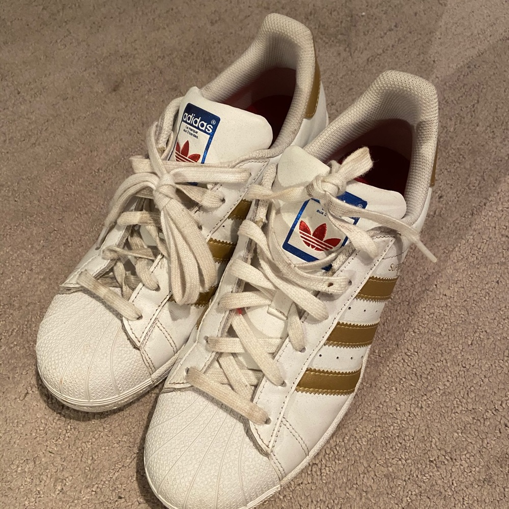 GOLD ADIDAS SUPERSTARS